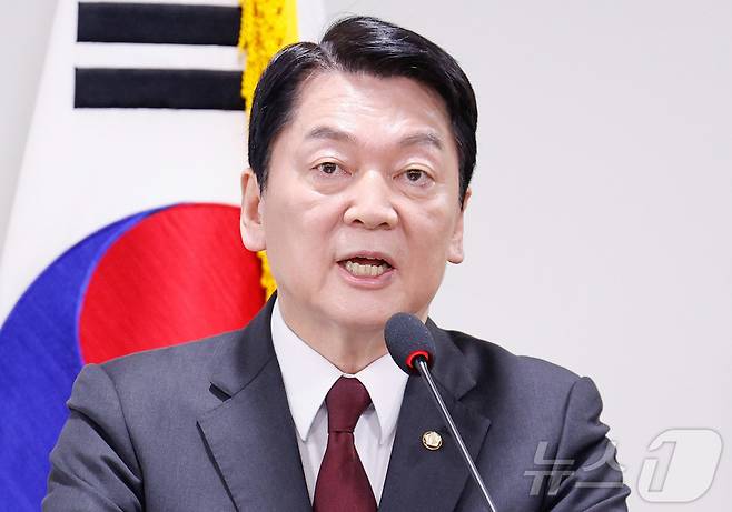 국민의힘 대권주자인 안철수 의원이 13일 서울 여의도 국회의원회관에서 21대 대통령 선거 10대 공약을 발표하고 있다. 2025.4.13/뉴스1 ⓒ News1 안은나 기자