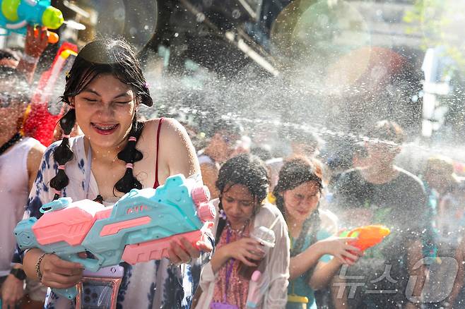 13일(현지시간) 태국 방콕에서 시민들 및 관광객들이 물놀이를 하며 송크란 축제를 즐기고 있다. ⓒ 로이터=뉴스1