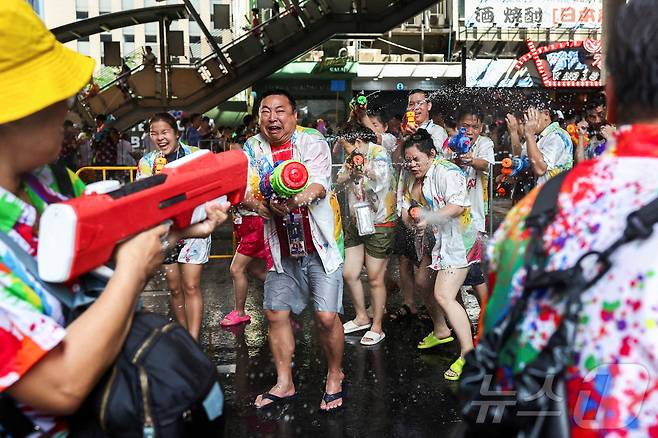 13일(현지시간) 태국 방콕에서 시민들 및 관광객들이 물놀이를 하며 송크란 축제를 즐기고 있다. ⓒ 로이터=뉴스1