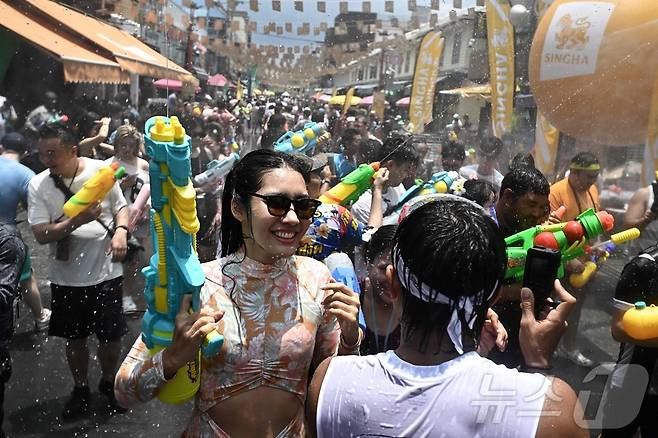 13일(현지시간) 태국 방콕에서 시민들 및 관광객들이 물놀이를 하며 송크란 축제를 즐기고 있다. ⓒ AFP=뉴스1