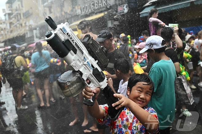 13일(현지시간) 태국 방콕에서 시민들 및 관광객들이 물놀이를 하며 송크란 축제를 즐기고 있다. ⓒ AFP=뉴스1