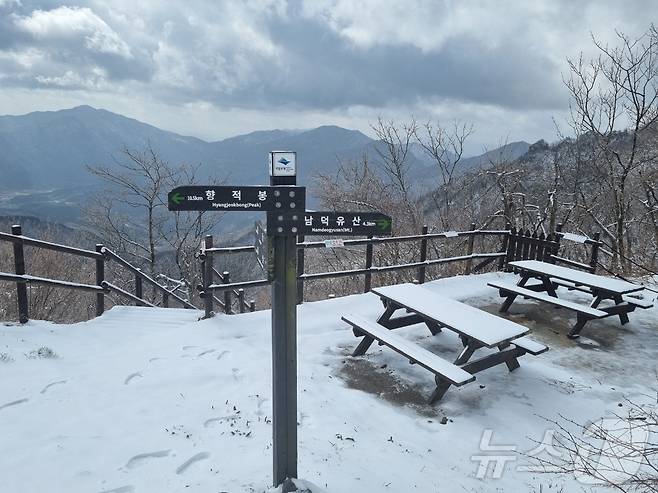 지난 13일 전북자치도 무주덕유산국립공원 내 삿갓재 대피소 인근에 7.7㎝ 눈이 내렸다.(덕유산국립공원 제공. 재판매 및 DB금지) 2025.4.14/뉴스1