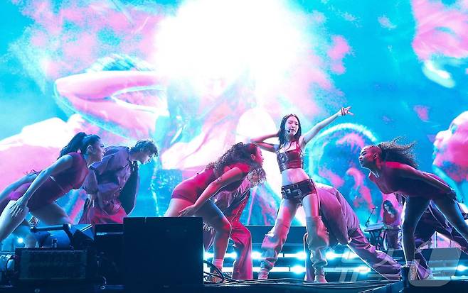 그룹 블랙핑크 제니가 13일(현지시간) 미국 캘리포니아 인디오 엠파이어 폴로 클럽에서 열린 ‘코첼라 밸리 뮤직 앤드 아츠 페스티벌’에서 공연을 펼치고 있다.  ⓒ AFP=뉴스1