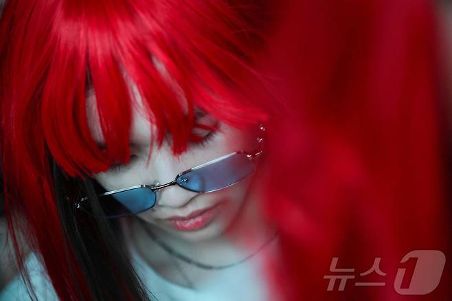 13일(현지시간) 미국 캘리포니아 인디오 엠파이어 폴로 클럽에서 열린 ‘코첼라 밸리 뮤직 앤드 아츠 페스티벌’에서 관람객들이 그룹 블랙빙크 제니의  공연을 관람하고 있다. ⓒ 로이터=뉴스1