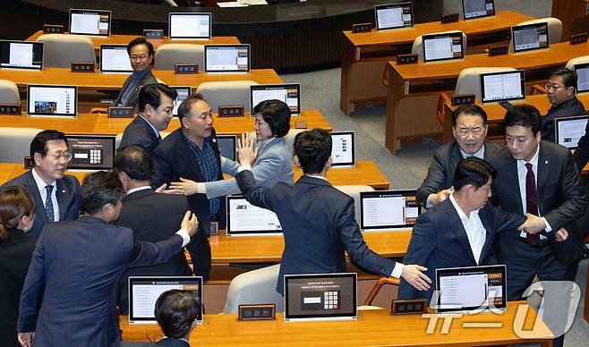 권영진 국민의힘 의원과 김원이 더불어민주당 의원이 14일 오후 서울 여의도 국회에서 열린 제424회 국회(임시회) 제2차 본회의에서 언쟁을 벌이고 있다. 2025.4.14/뉴스1 ⓒ News1 이재명 기자
