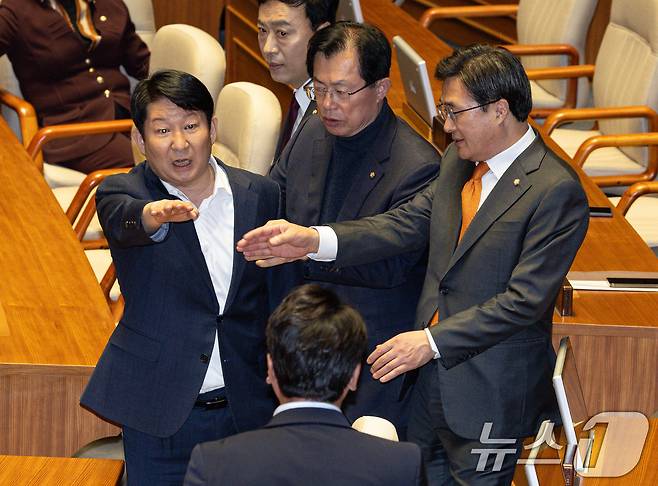 권영진 국민의힘 의원이 14일 오후 서울 여의도 국회에서 열린 제424회 국회(임시회) 제2차 본회의에서 부승찬 더불어민주당 의원과 언쟁을 벌이고 있다. 2025.4.14/뉴스1 ⓒ News1 이재명 기자