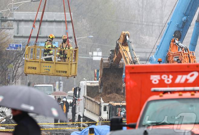 14일 경기 광명시 일직동 신안산선 복선전철 5-2공구 붕괴 현장에서 소방관 등 관계자들이 실종자 수색 작업을 이어가고 있다. 2025.4.14/뉴스1 ⓒ News1 김도우 기자