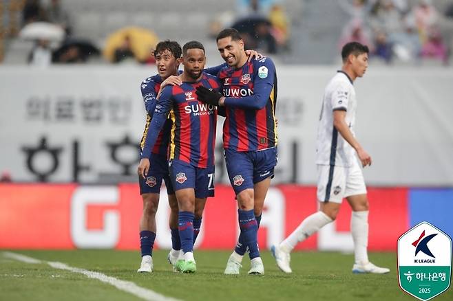 수원FC 선수들이 12일 수원종합운동장에서 열린 김천과의 경기에서 기뻐하고 있다. 제공 | 한국프로축구연맹