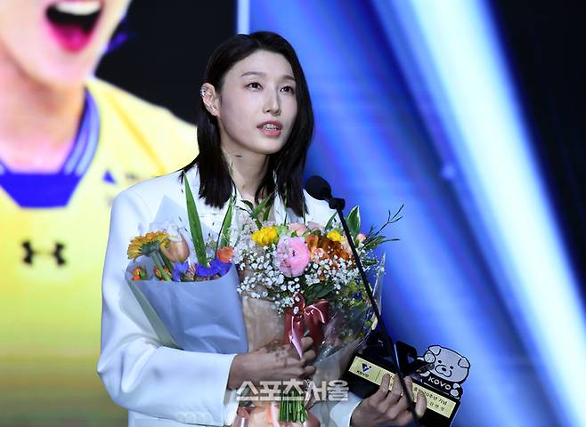 김연경이 14일 서울 서대문구 스위스 그랜드 호텔에서 열린 2024~2025 V-리그 시상식에서 20주년 베스트7로 선정된 후 소감을 밝히고 있다.  2025. 4. 14. 최승섭기자 thunder@sportsseoul.com
