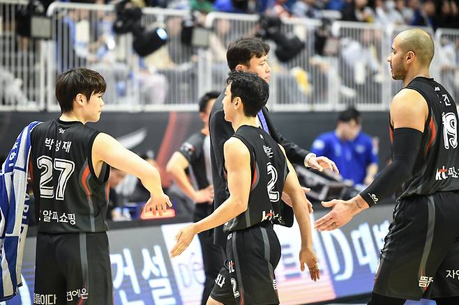 수원 KT가 6강 플레이오프 1승1패로 원점을 만들었다. 사진 | KBL