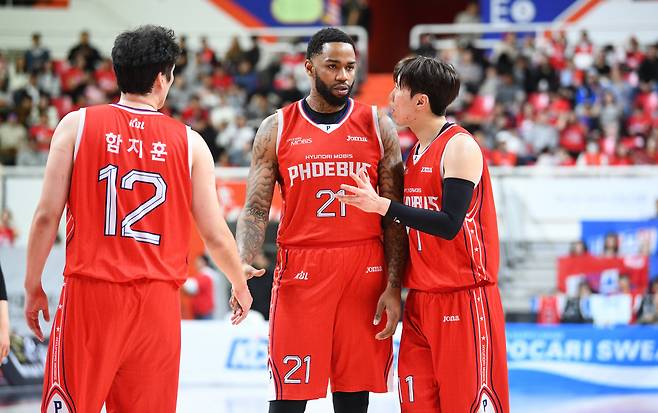 숀 롱은 이우석, 함지훈의 조력자가 꼭 필요하다. 이유가 있다. 사진제공=KBL