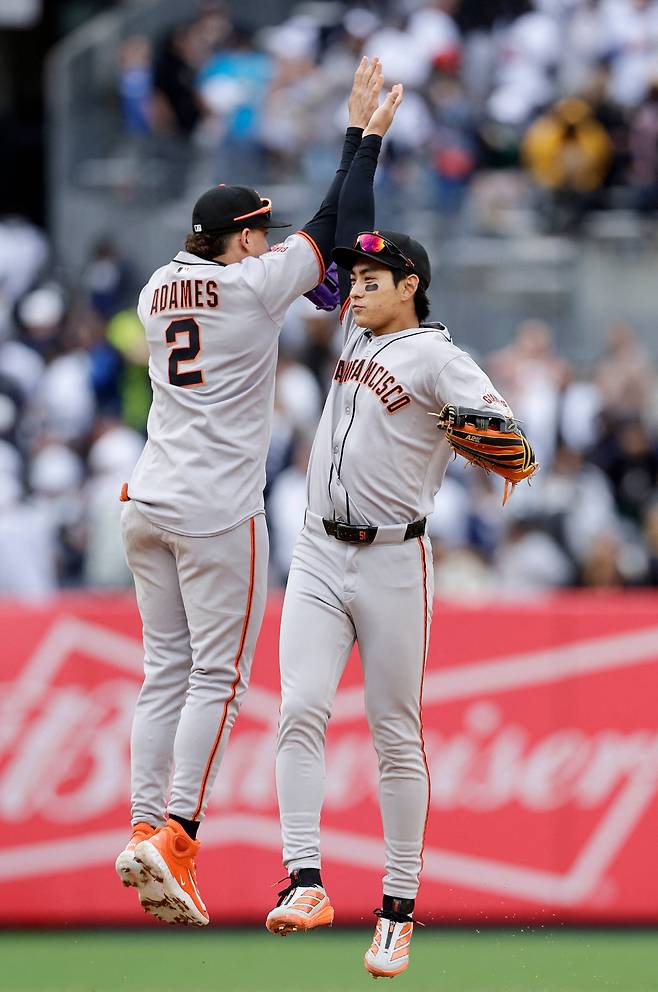 승리 후 이정후와 유격수 윌리 아다메스가 흥겹게 하이파이브를 하고 있다. AFP연합뉴스