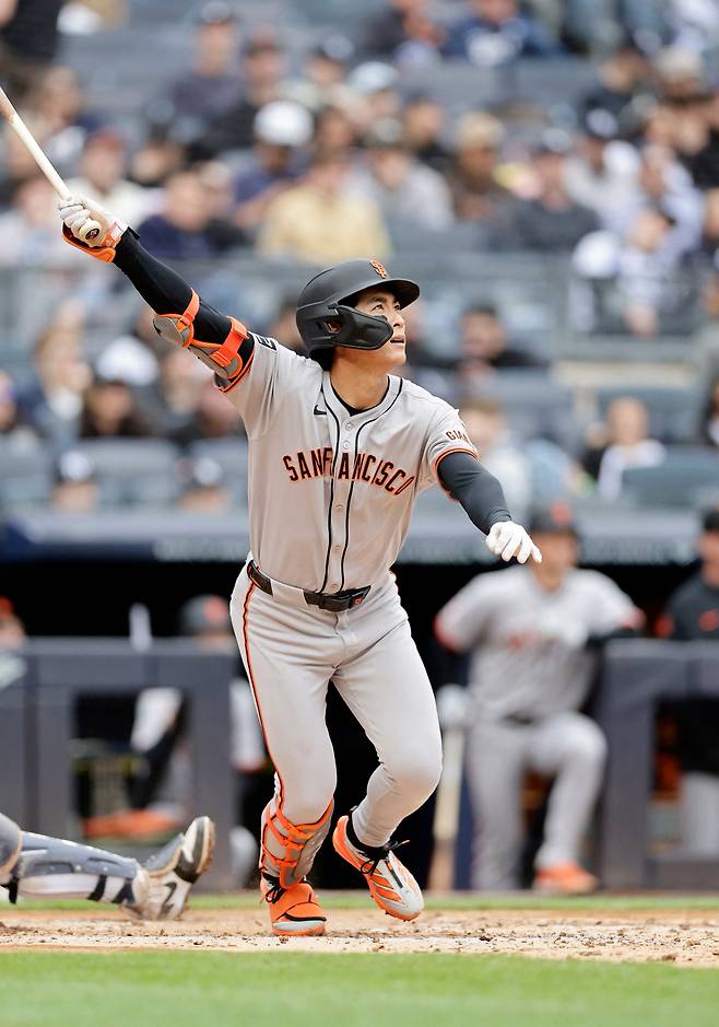 놀라운 기록이 공개됐다. 메이저리그(MLB) 125년 역사상 아무도 못했던 일을 '야구천재' 이정후(27·샌프란시스코 자이언츠)가 해냈다. 

윌리 메이스, 배리 본즈, 윌리 맥코비, 제프 켄트, 버스터 포지 등 기라성같은 샌프란시스코 출신의 레전드들도 달성하지 못했던 미지의 영역에 한국에서 온 2년차 타자가 도달했다. 

이정후가 바로 메이저리그 125년 역사상 처음으로 뉴욕 양키스를 상대로 한 경기 멀티홈런을 친 최초의 자이언츠(전신 뉴욕 자이언츠 포함) 타자로 등극했다. 샌프란시스코 구단과 메이저리그 역사에 영원히 남을 기록이다.

<저작권자(c) 연합뉴스, 무단 전재-재배포, AI 학습 및 활용 금지>