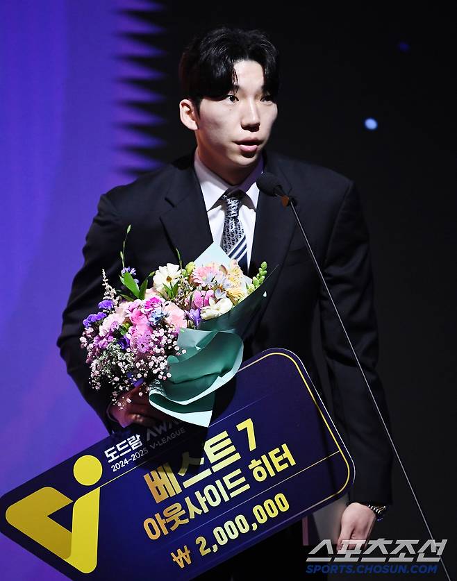 도드람 2024~2025 V리그 시상식이 14일 오후 서울 홍은동 그랜드힐튼호텔에서 열렸다. 남자부 베스트7에 뽑힌 허수봉이 수상소감을 말하고  있다. 정재근 기자 cjg@sportschosun.com/2025.4.14/