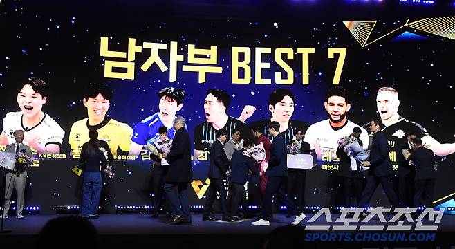 도드람 2024~2025 V리그 시상식이 14일 오후 서울 홍은동 그랜드힐튼호텔에서 열렸다. 남자부 베스트7에 뽑힌 리베로 정민수, 세터 황택의, 미들블로커 김준우 최민호, 아웃사이드히터 허수봉 레오, 아포짓 비예나(왼쪽부터)가 이강덕 KBSN 대표이사와 함께 포즈 취하고  있다. 정재근 기자 cjg@sportschosun.com/2025.4.14/