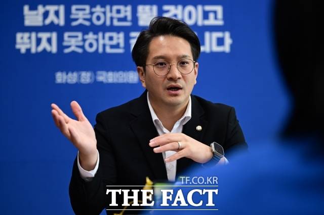 사이버 렉카는 유명인 또는 이슈를 쫓아다니며 자극적인 영상으로 조회수를 올리는 유튜버를 뜻한다. 교통사고 현장을 따라다니는 '렉카'(사설 견인차)에 빗대 붙여진 이 표현은 악의적 허위사실 유포의 상징으로 통용된다. /남윤호 기자