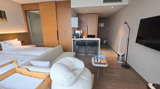 97만명의 구독자를 보유한 한 유튜버가 2주에 1300만원에 달하는 고급 산후조리원 후기를 공개해 화제를 모았다. 사진은 산후조리원 내부. 유튜브 채널 '더들리'