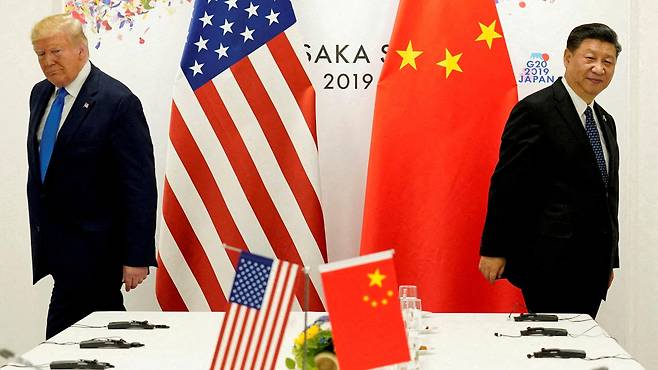 양국 간 무역 분쟁이 벌어지고 있는 가운데 트럼프 대통령은 시진핑 주석은 "영리한 사람"이라고 묘사했다