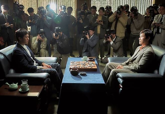 스승 조훈현과 제자 이창호의 대결을 그린 영화 '승부'.  이병헌과 유아인의 연기 대결도 볼 만하다.