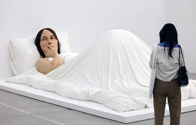 침대에 누운 여성을 과장되게 확대해 만든 대형 조각 ‘침대에서’(2005). 162 × 650 × 395cm. 까르띠에 현대미술재단 컬렉션. /뉴스1