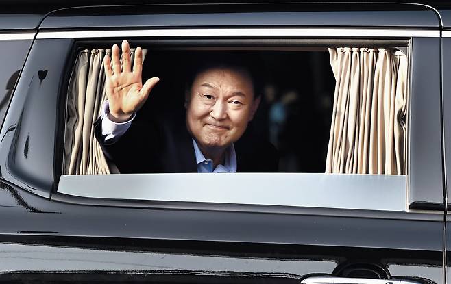 윤석열 전 대통령이 11일 서울 용산구 한남동 대통령 관저를 떠나기 전 경호차량의 창문을 열고 지지자들에게 손을 들어 인사하고 있다. 윤 전 대통령은 헌법재판소의 탄핵 인용 결정 이후 일주일, 관저에서 지낸 지 886일 만에 서초구 사저로 돌아갔다. 윤 전 대통령은 입장문을 통해 “대한민국 국민의 한 사람으로 돌아가, 나라와 국민을 위한 새로운 길을 찾겠다”고 했다./ 김지호 기자