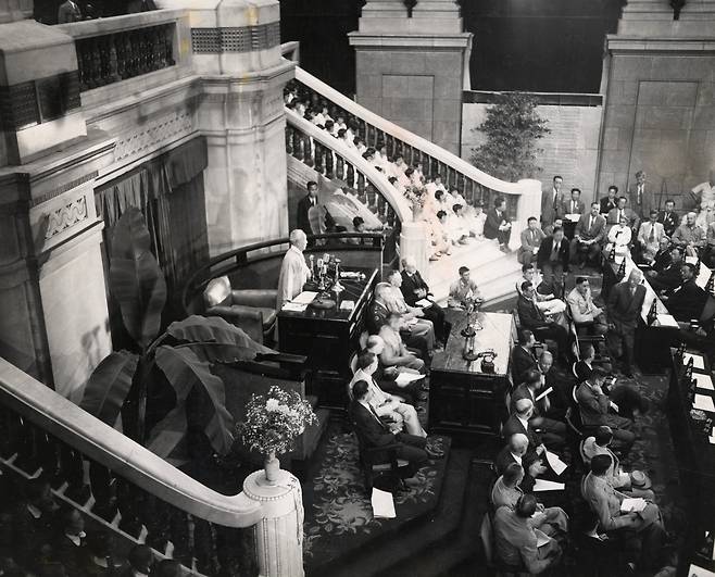 1948년 5월 31일 미 군정청 내 국회 의사당에서 개최된 제헌 국회 개원식에서 연설하는 이승만 초대 국회의장. /국사편찬위원회