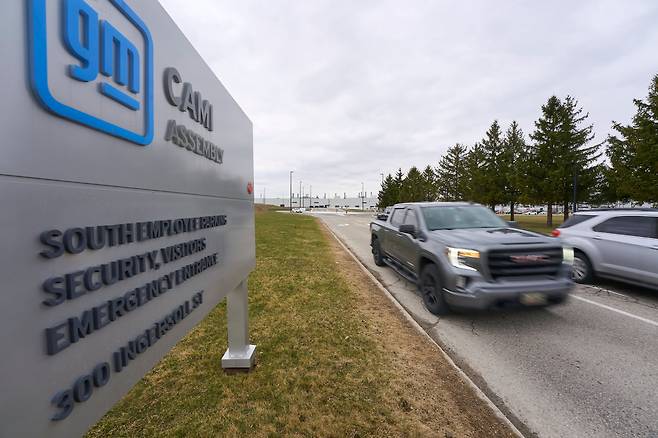 11일 캐나다 온타리오주 잉거솔에 있는 GM의 카미 조립 공장에서 직원들이 퇴근하고 있다./AP 연합뉴스