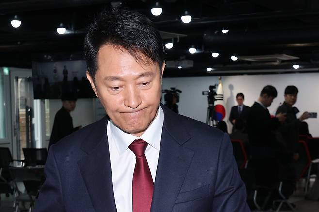 오세훈 서울시장이 지난 12일 오전 서울 여의도 국민의힘 당사에서 가진 긴급 기자회견에서 대선 불출마 선언을 마친 후 회견장을 나서고 있다./뉴스1