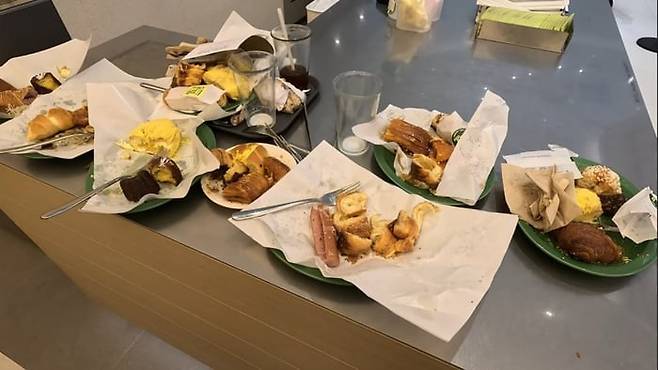 TLJ 압구정 직영점 빵 뷔페에서 소비자들이 먹다 남긴 빵들. /‘독거또랭이’ 유튜브