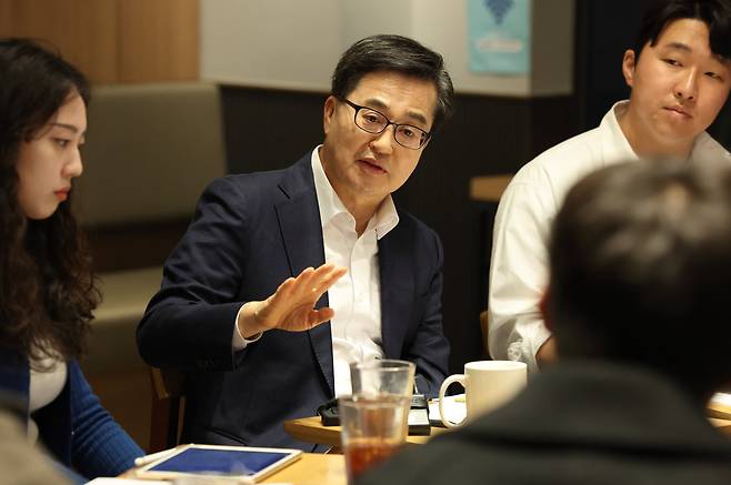 더불어민주당 대선 경선에 출마한 김동연 경기도지사가 14일 서울 여의도의 한 카페에서 열린 청년 공감 토크 콘서트에서 청년들과 대화하고 있다. /김동연 캠프 제공