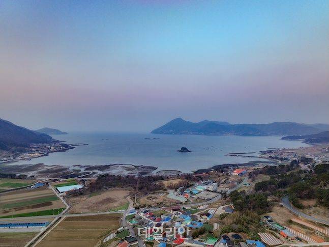 남해 앵강만 신전마을에서 촬영한 모습. 오른쪽에 앵강만 10선 중 하나인 앵강다숲이 형성돼 있다. 동쪽 다랭이마을부터 서쪽 두모마을까지 아홉 마을이 형성된 약 19.4km 구간이 앵강만이다. ⓒ데일리안 배군득 기자