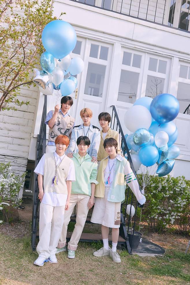 10일 서울 용산구의 한 스튜디오에서 만난 NCT WISH. 첫사랑의 설렘을 청량하게 노래하는 두 번째 미니앨범 ‘팝팝(poppop)’으로 컴백한다. SM엔터테인먼트 제공