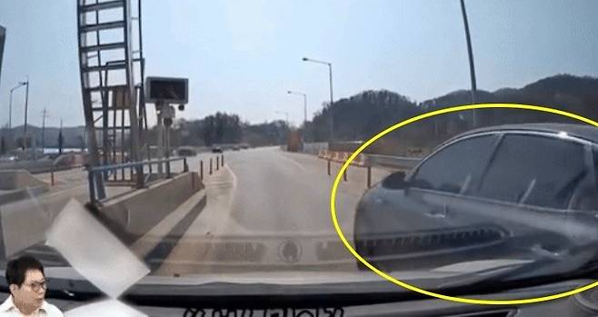 고속도로 톨게이트에서 통행권 발권을 기다리던 차량을 추월했다. 유튜브 채널 ‘한문철TV’ 캡처