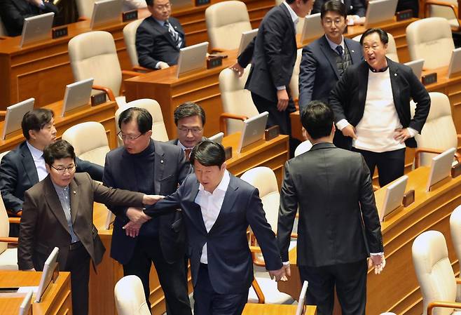 14일 오후 서울 여의도 국회에서 열린 제424회 국회(임시회) 제2차 본회의 정치·외교·통일·안보 분야 대정부질문에서 권영진 국민의힘 의원이 더불어민주당 의원과 언쟁을 벌이자 당 소속 의원들이 말리고 있다. 2025.04.14. [서울=뉴시스]