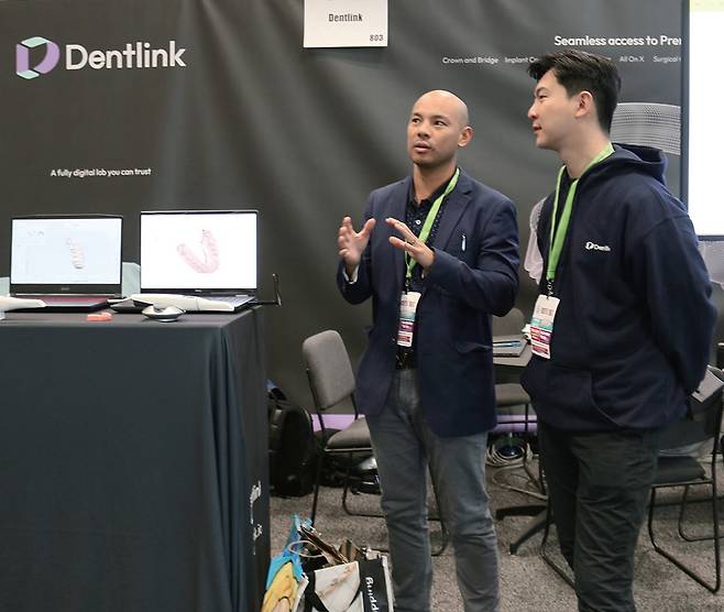 해외에서 진행된 한 콘퍼런스 현장에서 국진혁(오른쪽) 대표가 관계자와 이야기를 나누고 있다./사진= 이노바이드