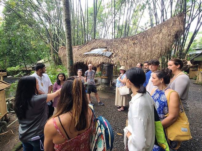 2018년 발리의 친환경 정책을 이끌어낸 청소년 단체 ‘바이바이플라스틱백’(BBPB)의 모태가 된 사립학교 ‘그린스쿨’에서 2022년 6월 여행자들이 안내를 받고 있는 모습. 이시원 제공