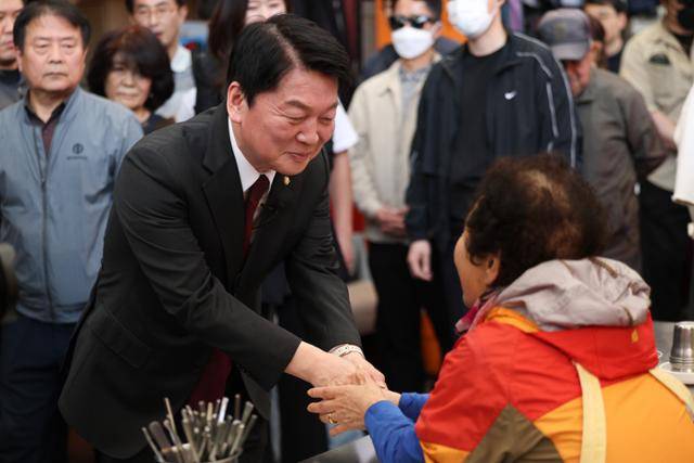 안철수 국민의힘 의원이 11일 대구 중구 서문시장을 찾아 상인과 인사하고 있다. 대구=연합뉴스