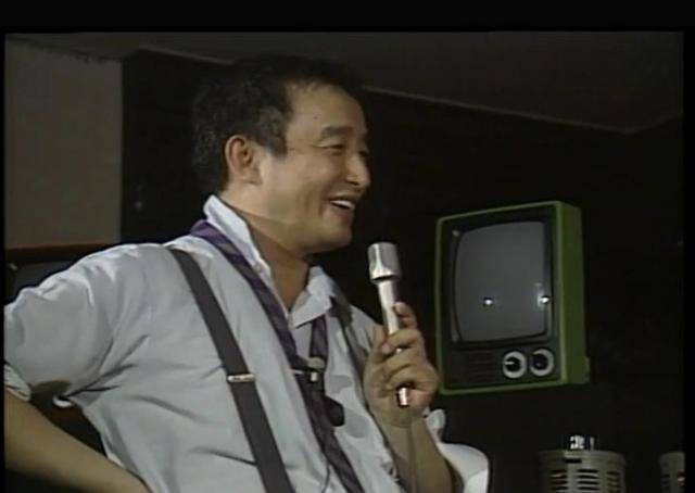 1984년 일본 NHK의 '일요미술관' 인터뷰를 하고 있는 백남준. 백남준아트센터 제공