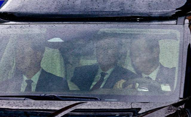 내란 우두머리 혐의로 형사 첫 정식재판을 받는 윤석열 전 대통령이 14일 오후에 열리는 재판에 출석하기 위해 서울 서초구 서울중앙지법에 들어서고 있다. 연합뉴스