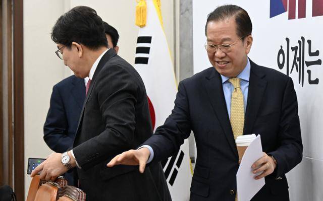 권영세 국민의힘 비상대책위원장이 14일 국회에서 열린 비상대책위원회의에 참석하고 있다. 고영권 기자