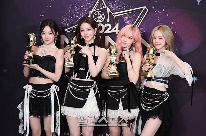 [2024 KGMA] 그룹 aespa(에스파)가 17일 인천 중구 운서동 인스파이어 아레나에서 열린 '2024 코리아그랜드뮤직어워즈(KGMA)' 둘째날 송데이에서 베스트 송, 2024 그랜드 아너스 초이스, 2024 그랜드 송, 최다 스트리밍 음원을 수상 후 트로피를 세리머니를 하고 있다. 일간스포츠(이데일리M)가 주최하고 KGMA 조직위원회가 주관하는 '2024 KGMA'는 올해 창간 55주년을 맞은 일간스포츠가 대한민국 대중음악계에 새로운 패러다임을 제시하기 위해 새롭게 개최하는 시상식으로 16, 17일 이틀간 펼쳐졌다. 영종도(인천)=KGMA특별취재반 /2024.11.17/