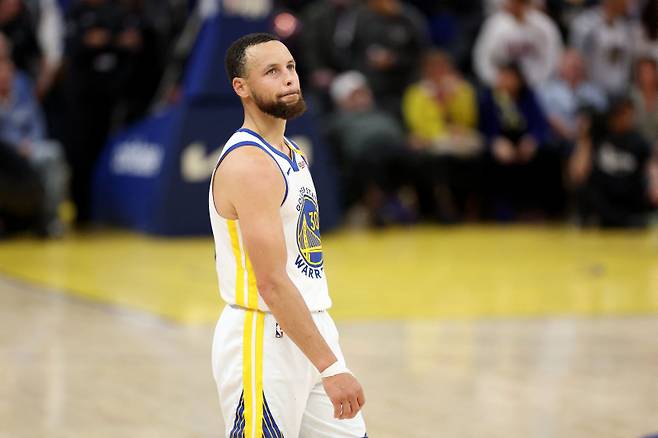 골든스테이트 커리가 14일 체이스 센터에서 열린 클리퍼스와의 정규리그 최종전서 연장 승부 끝에 패한 뒤 아쉬워하고 있다. AFP=연합뉴스