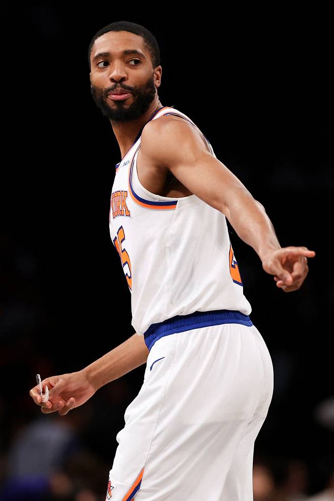 <yonhap photo-2432="">14일(한국시간) 브루클린전에 출전한 미칼 브릿지스. [AFP=연합뉴스]</yonhap>