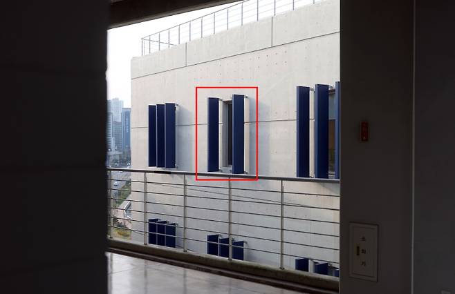 <yonhap photo-5610="">(창원=연합뉴스) 김동민 기자 = 사진은 31일 창원NC파크 마감 자재가 낙하한 건물(상단 가운데 붉은 선). 2025.3.31 image@yna.co.kr/2025-03-31 17:42:02/ <저작권자 ⓒ 1980-2025 ㈜연합뉴스. 무단 전재 재배포 금지, AI 학습 및 활용 금지></yonhap>