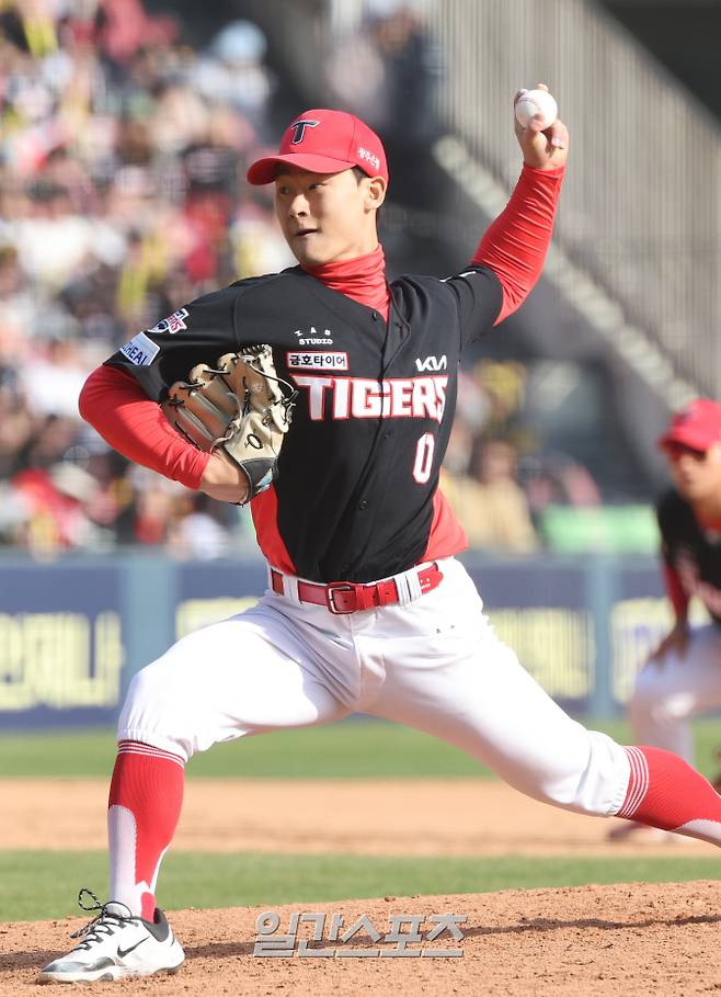 2025 KB0리그 프로야구 LG 트윈스와 KIA 타이거즈의 경기가 6일 오후 서울 잠실야구장에서 열렸다. 8회말 곽도규가 구원 등판해 역투하고 있다. 잠실=김민규 기자 /2025.04.06/