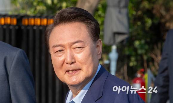 윤석열 전 대통령이 지난 11일 오후 서울 용산구 한남동 대통령 관저를 떠나 서초동 사저로 이동하며 지지자들과 인사를 하고 있다. 2025. 4. 11. [사진=정소희 기자]