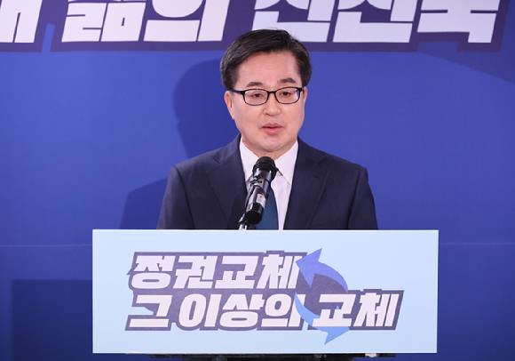 더불어민주당 대통령 후보 경선에 나선 김동연 경기도지사가 14일 서울 여의도 대선캠프 사무실에서 경선룰과 관련해 입장을 밝히고 있다. 2025.4.14 [사진=연합뉴스]