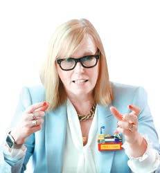 멀린 엔터테인먼트 CEO 피오나 이스트우드가 자신의 경영 철학에 대해 설명하고 있다.