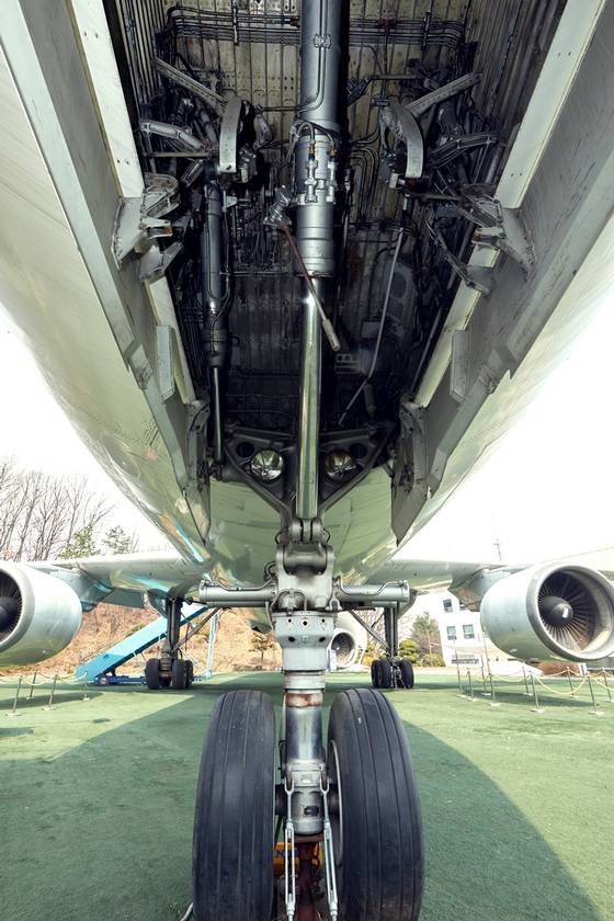 노즈 랜딩기어와 수납공간. 마찰을 줄이고 랜딩기어를 보호하기 위해 비행 중에는 랜딩기어를 수납한다.