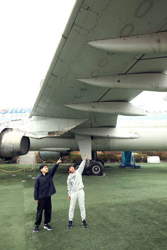 비행기의 주날개·고양력장치와 방향을 조정할 때 사용하는 보조날개·승강타·방항타를 살펴본 소중 학생기자단.